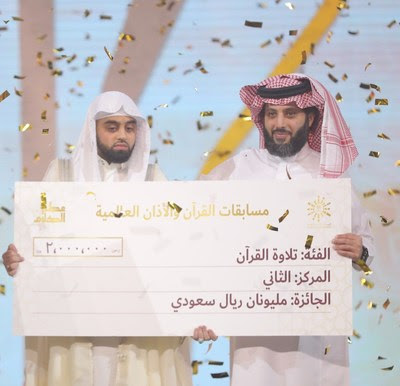 Mohammed Ayoub receiving his prize