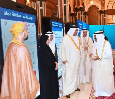 Participants give an explanation to their projects