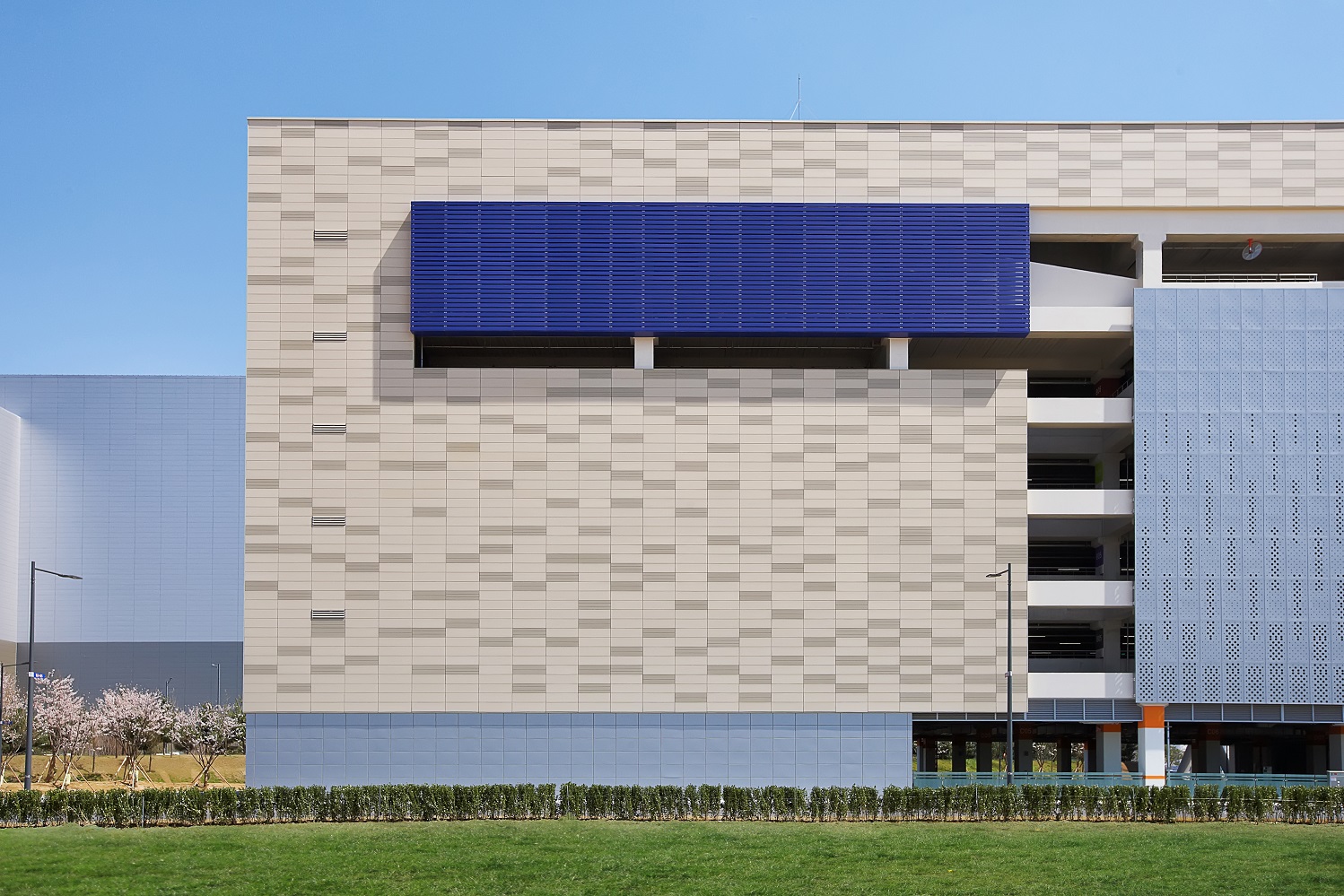 Samsung Electronics Parking Lot in South Korea_1671019185