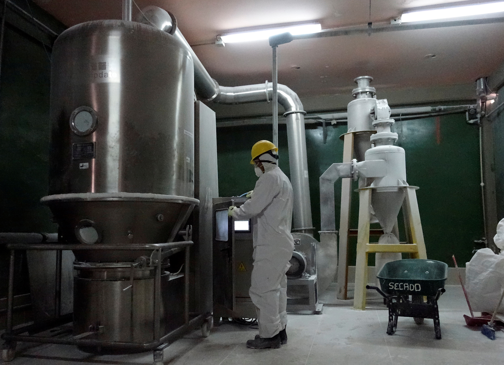A worker handles lithium carbonate at the lithium pilot plant of Llipi