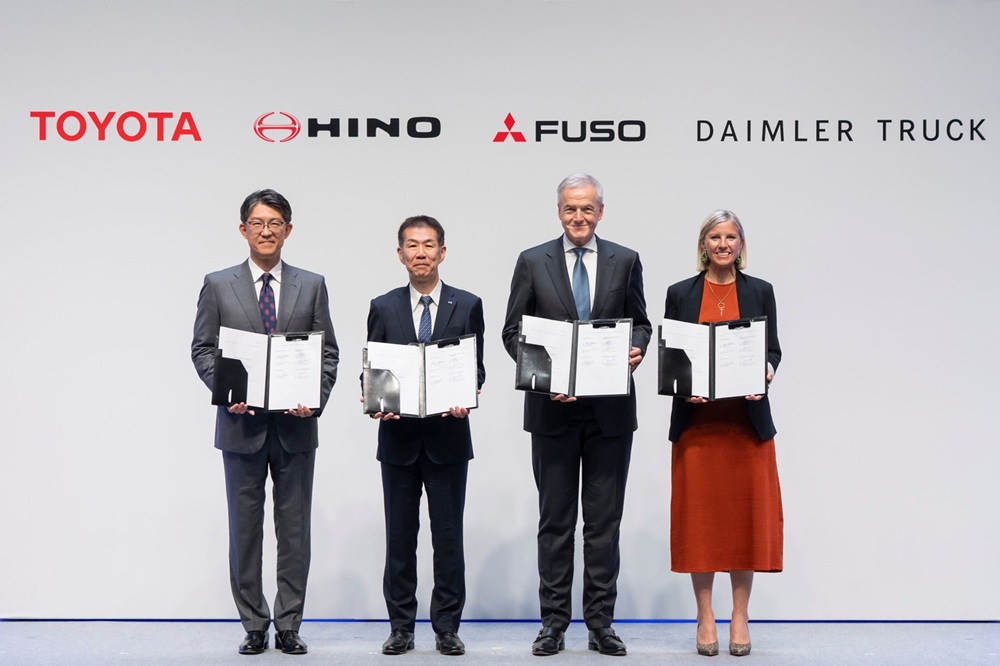 Daimler-Truck-Mitsubishi-Fuso-Hino-and-Toyota-Motor-Corporation-conclude-Definitive-Agreements-on-integrating-Mitsubishi-Fuso-and-Hino-Motors-Photo1.jpg