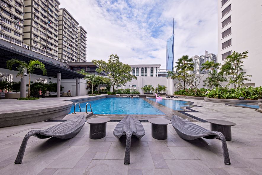 Hotel-Royal-Signature-Interior-Poolside.jpg