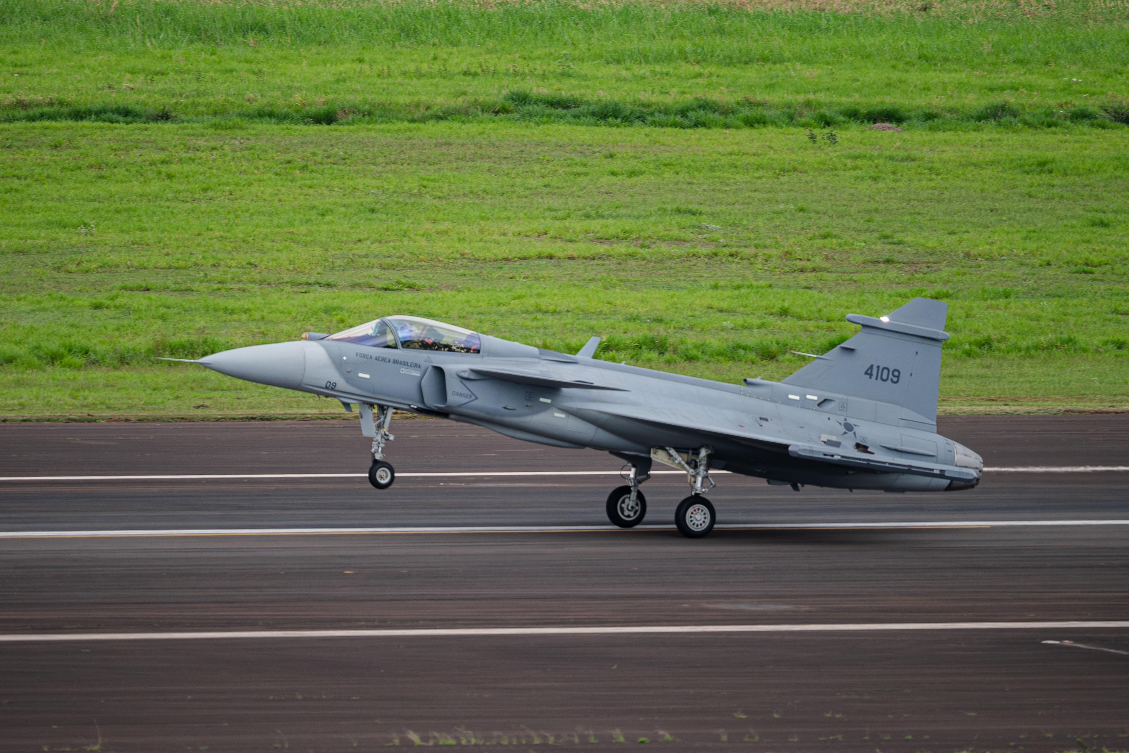 Primeiro Gripen E produzido no Brasil pela Embraer realiza voo inaugural