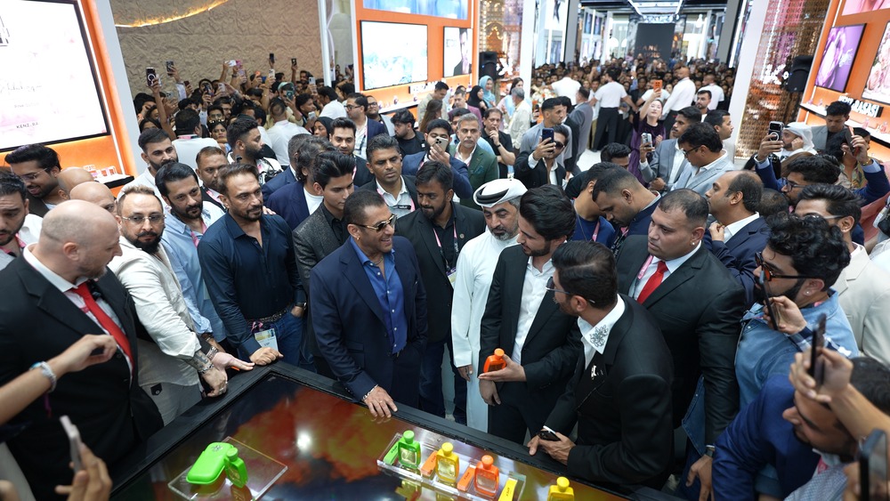 Salman-Khan-at-the-Kenz-de-Rasasi-Booth-1.jpeg